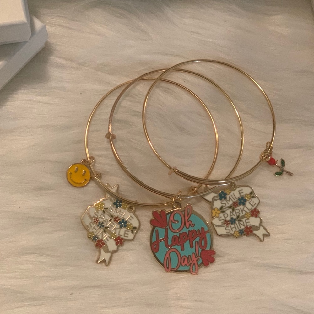Set of 3 expandable bracelets‼️‼️